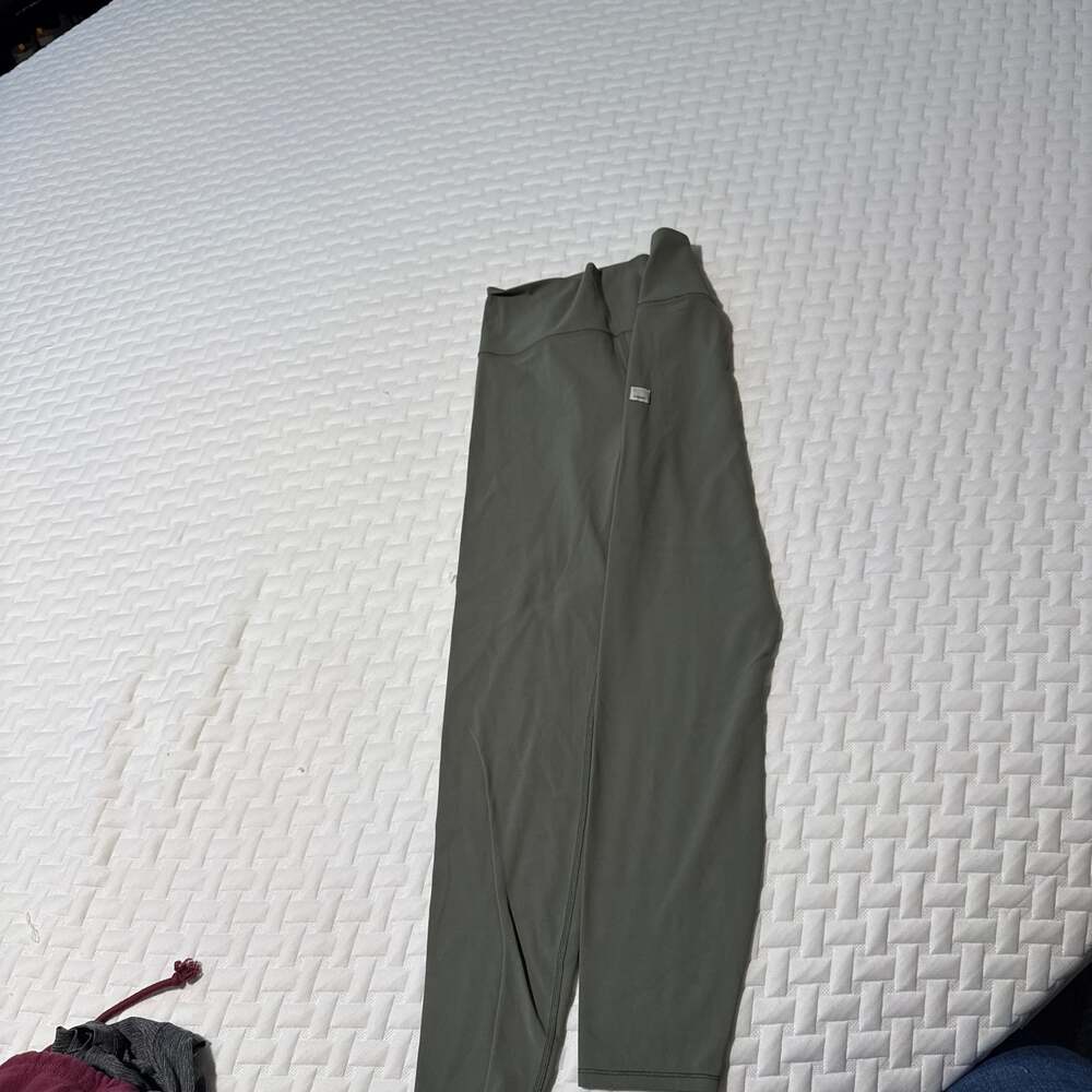 Vuori AllTheFeels High Rise Leggings in Oregano Green